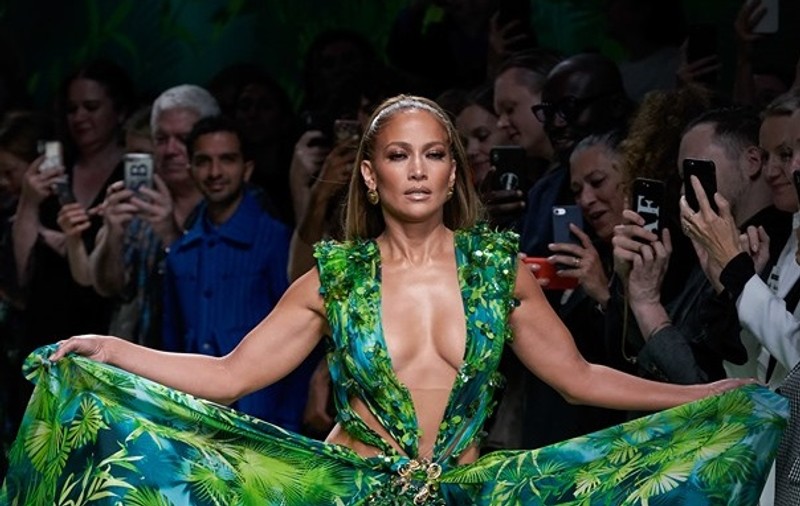 Jennifer Lopez a îmbrăcat din nou celebra rochie verde pe care a purtat-o la Premiile Grammy, acum 20 de ani