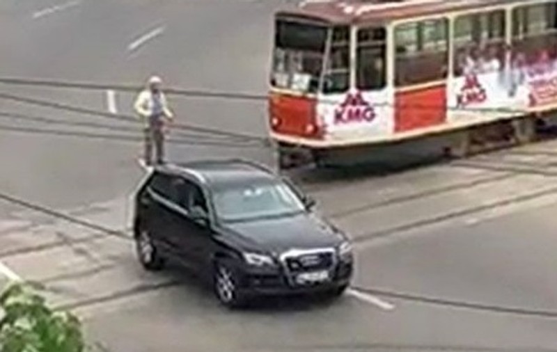 VIDEO/ Un bărbat în vârstă a blocat minute bune un sens giratoriu din Galați ca să-și pozeze mașina. Poliția face verificări