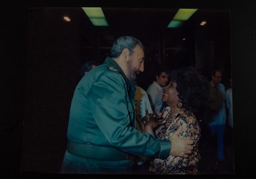 “Ai dovedit lumii că suntem capabili a ne depăși limitele”, i-ar fi spus Fidel Castro Lazarei, la Congresul Internațional pentru diaspora, din Cuba, în 1994