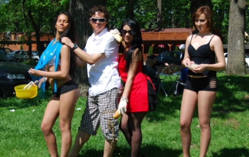 "CURVARUL de România" şi-a scos PIŢIPOANCELE la grătar! Uite cum s-au dat în stambă | FOTO