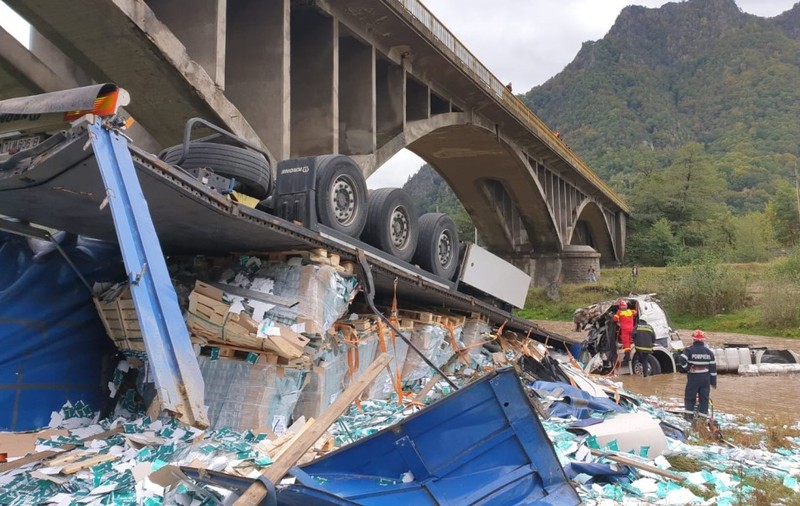 VIDEO | Un camion a căzut în albia râului Lotru, de la zeci de metri înălţime. Şoferul a murit. Trafic pe un singur fir pe Valea Oltului