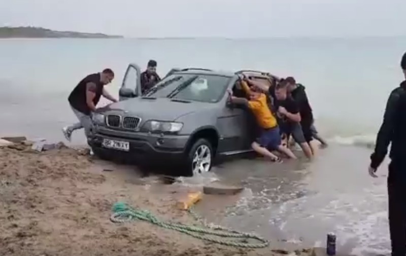 VIDEO/ Un șofer a intrat cu BMW-ul în mare, la Vama Veche. Ce sancțiune riscă