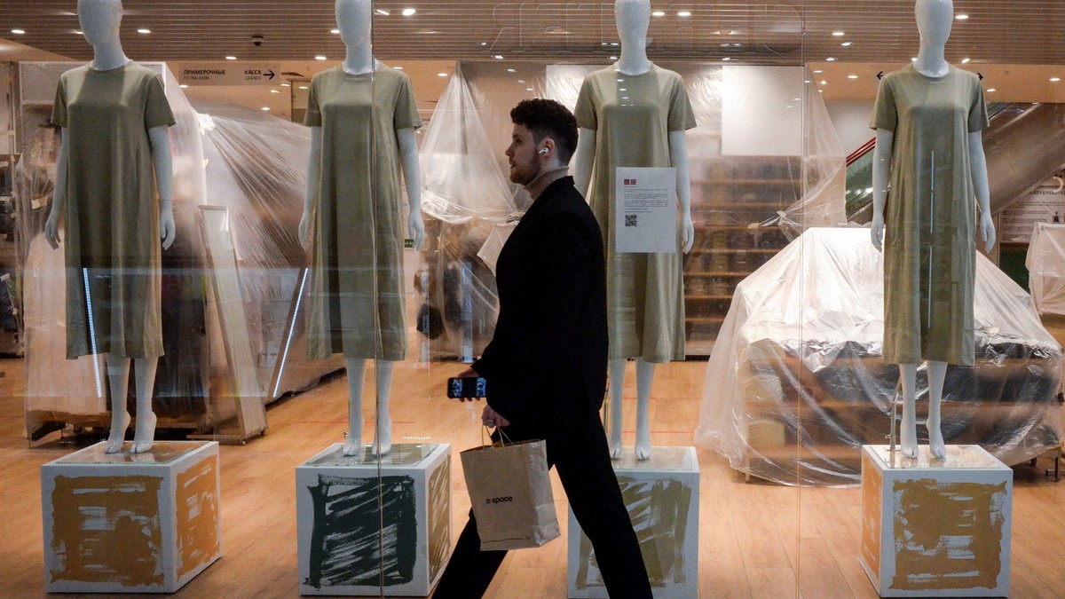 Un bărbat merge prin fața unui magazin închis dintr-un mall din Rusia Foto: Profimedia