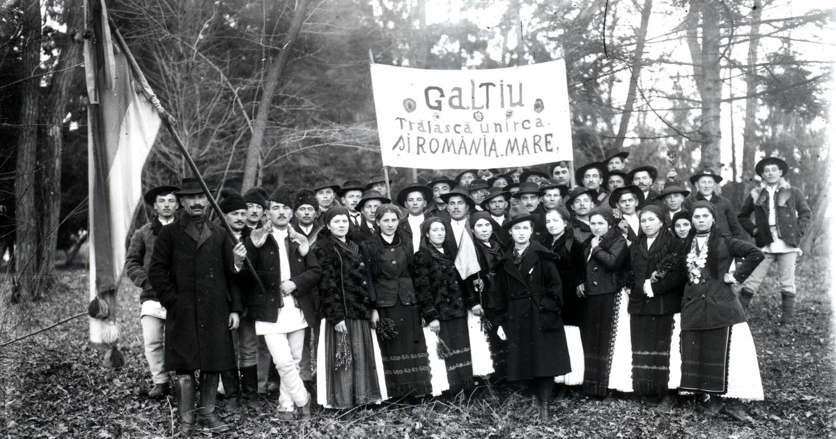 Femeile din Transilvania și-au pierdut dreptul de vot ca urmare a Marii Uniri din 1918. Delegație de la Marea Unire cu români din Galțiu, județul Alba