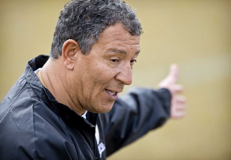 epa03653231 Dutch Coach Henk ten Cate gestures during a trainning session of the players of Sparta Rotterdam soccer club, for the first time in Rotterdam, The Netherlands, 07 April 2013. EPA/MARCO DE SWART