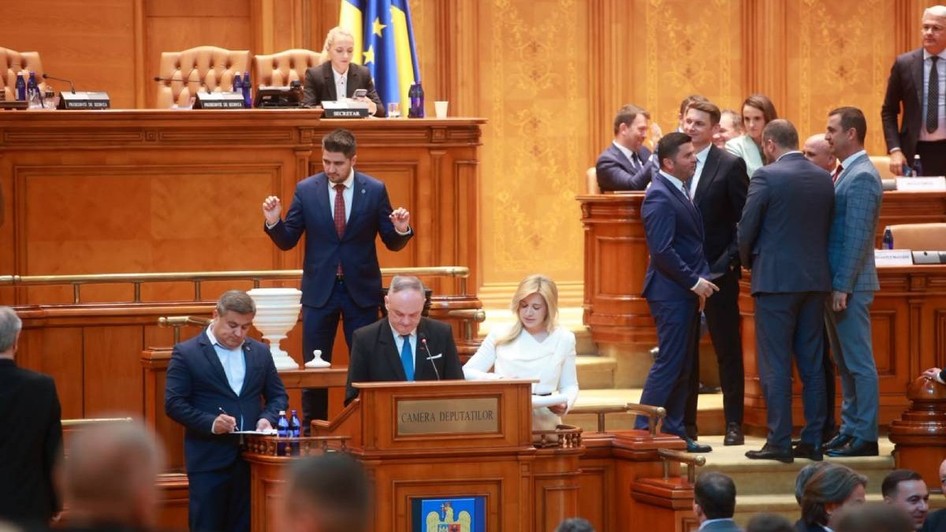 A început votul pentru Guvernul Mureșan în Plenul Parlamentului