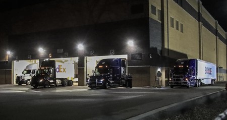 Camioanele încărcate cu vaccinurile Pfizer pleacă de la fabrica din Portage, Michigan | Foto: EPA
