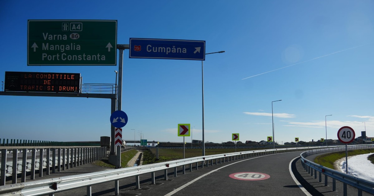 Imaginea surprinde o bretea de acces către Autostrada A4, cu indicatoare rutiere care arată direcțiile spre Cumpăna, Mangalia, Varna și Portul Constanța. Drumul este nou asfaltat, bine semnalizat, iar limita de viteză este de 40 km/h pe sectorul de ieșire.