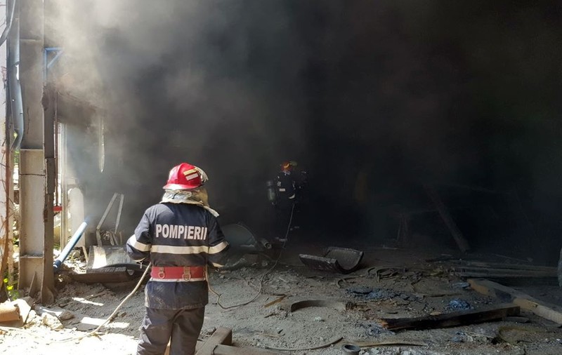 Incendiu la o hală dezafectată a termocentralei Doiceşti din Dâmbovița. Locuitorii din zonă, avertizaţi prin RO-ALERT