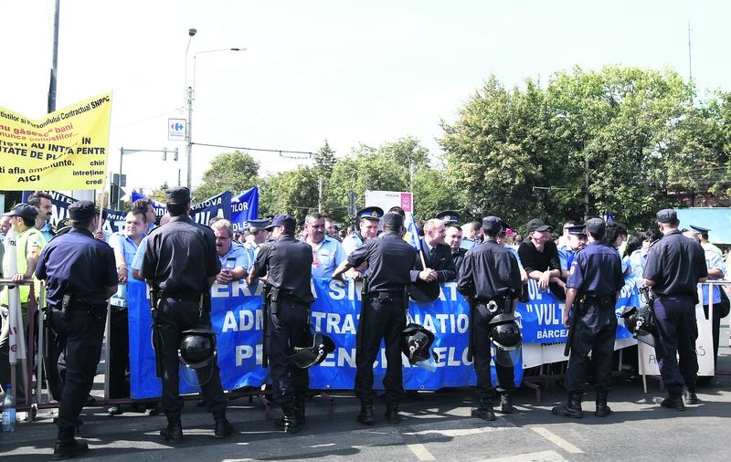 Jandarmii au făcut zid în faţa poliţiştilor