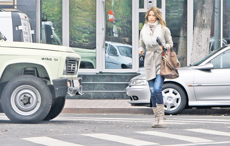 Adriana, soţia lui Dan Petrescu, la un pas să fie lovită de un ARO! | FOTO