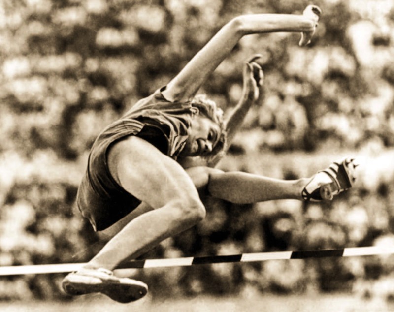Povestea ”reginei înălțimilor”. ^Tatăl, capturat pe front, mama s-a stins înainte de primul aur olimpic. De la Pădurea Verde și Jesse Owens, la Dej/ FOTO