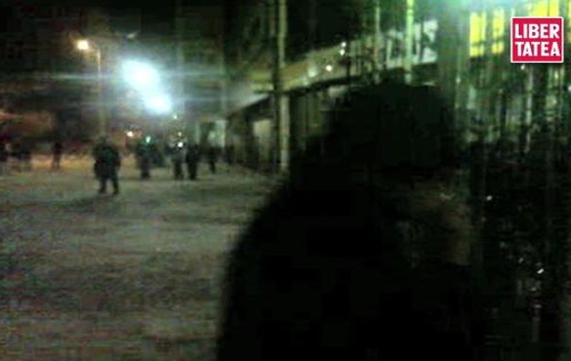 Incredibil! L-a lovit foamea în mijlocul protestelor! | VIDEO