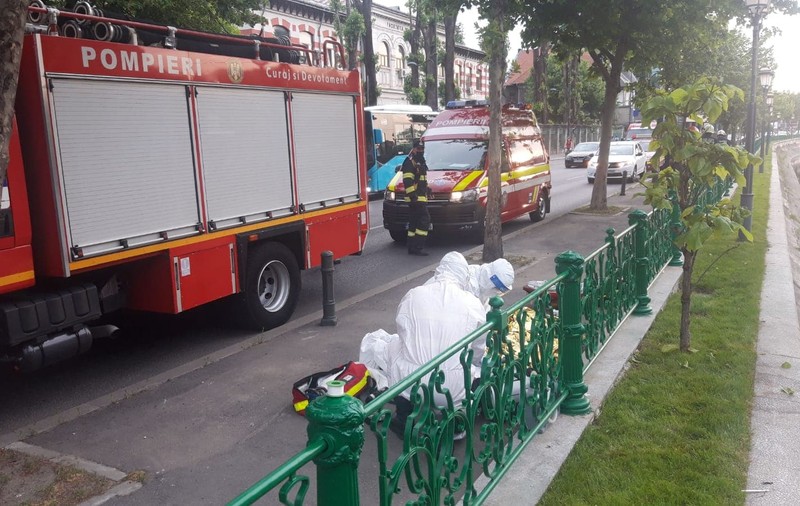 Un bărbat, care s-a aruncat în Dâmboviţa, a fost salvat de medici