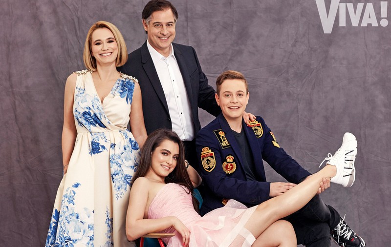 Andreea Esca și familia ei, pictorial în formulă completă în revista VIVA! Vedeta, pe copertă la 20 de ani de la prima apariție