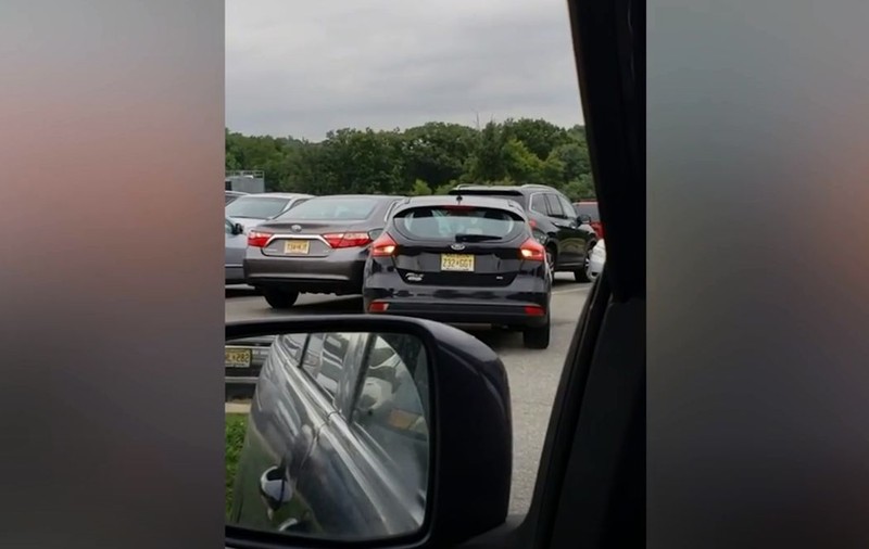 VIDEO | O femeie din SUA a avut nevoie de șapte minute să iasă dintr-o parcare și a avariat mașina aflată în stânga ei