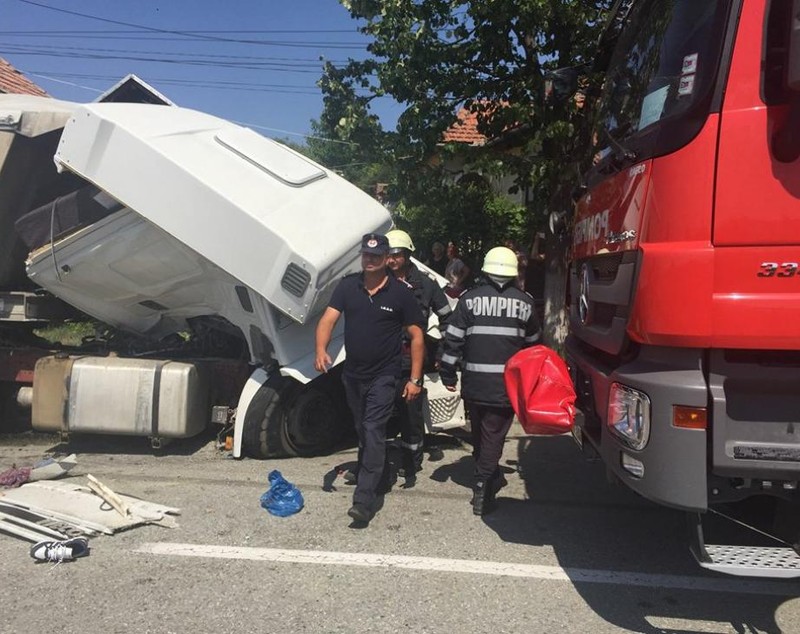 Doi șoferi, morți într-un accident în județul Gorj. Un camion plin cu nisip și o macara s-au ciocnit violent