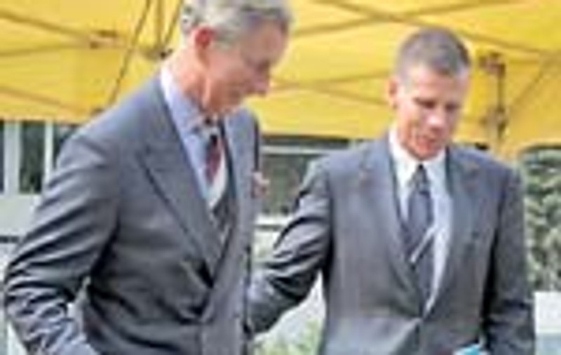 Printul Charles vorbeste cu gainile