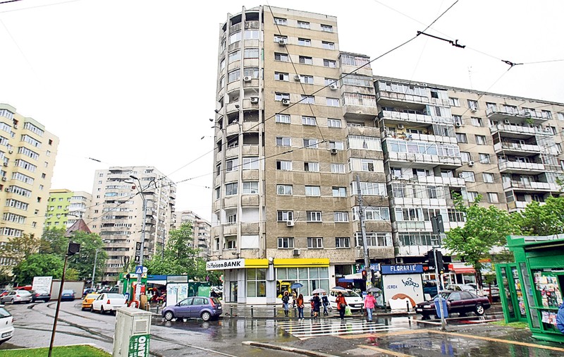 Atenţie! Cad bucăţi de tencuială!
