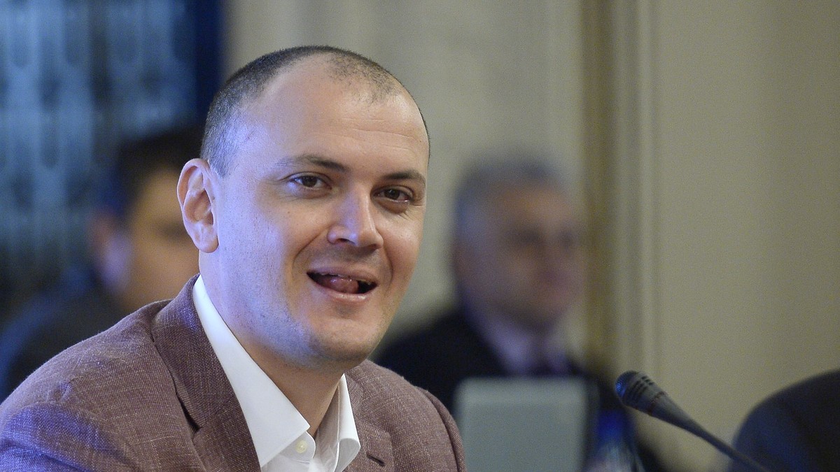 Deputatul PSD Sebastian Ghita participa la audierile reprezentantilor SRI, la Palatul Parlamentului, in Bucuresti, marti, 24 iunie 2014. Conducerea SRI este audiată de căre Comisia parlamentară de control al activitatii SRI, care doreste să afle în ce măsură presedintele Traian Băsescu a fost informat de serviciu în legătură cu implicarea fratelui său în scandalul de trafic de influenta cu membrii. OCTAV GANEA / MEDIAFAX FOTO