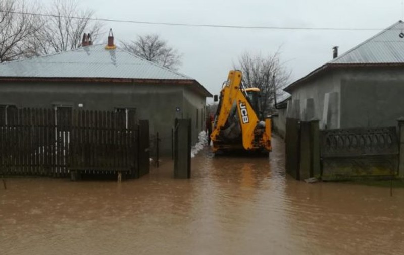 Un bărbat a murit din cauza inundațiilor din Teleorman. Șuvoaiele fac prăpăd în zeci de localități după topirea zăpezii VIDEO