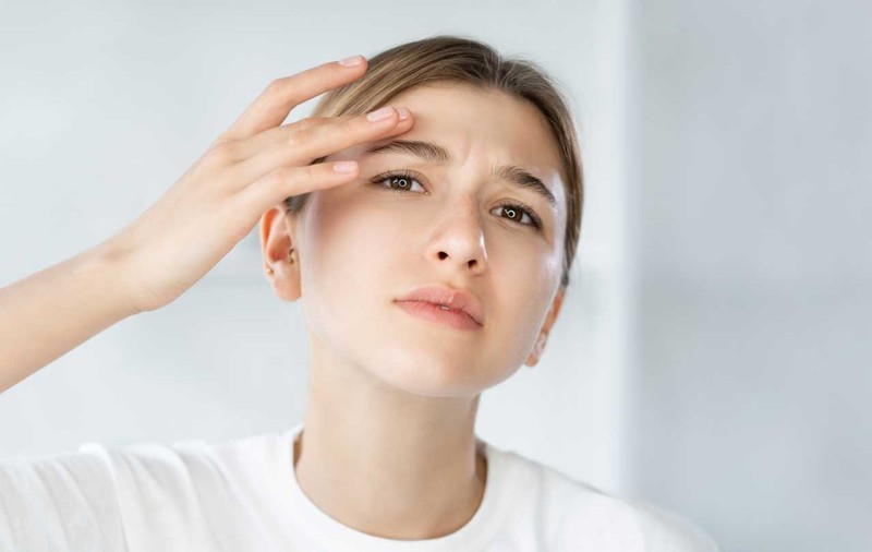 Îngrijirea tenului gras – soluții eficiente pentru a controla excesul de sebum