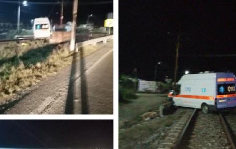 O ambulanță cu două paciente a derapat și s-a oprit pe o linie de cale ferată din Maramureș. Cum au fost salvați oamenii