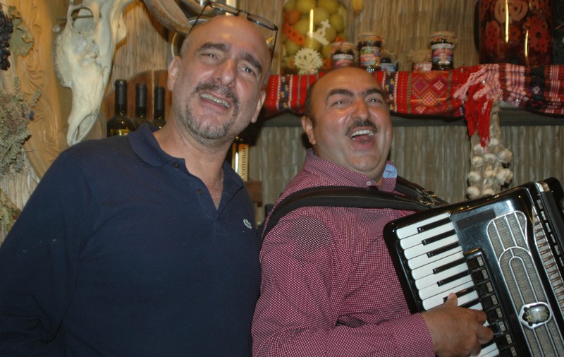 Alejandro Castro, unul dintre fiii lui Fidel Castro, este îndrăgostit de România. Îi place să se distreze la Bușteni. Lăutari, dulceață ”Halep”, vin ”Bute”! / FOTO&VIDEO