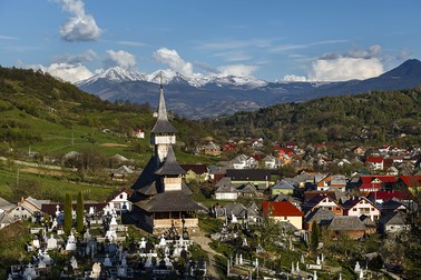 Sălistea de Sus, în fundal se văd Munții Rodnei înzăpeziți. Foto: Schutterstock