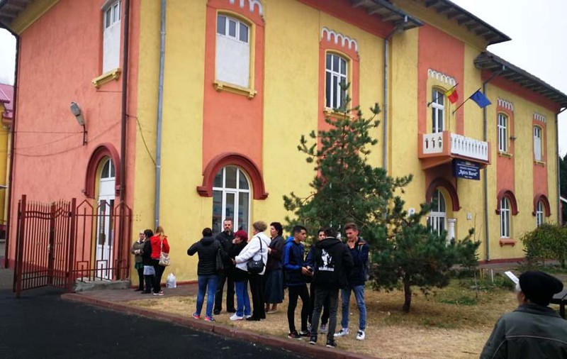 Incendiu la un liceu din Piatra Neamț. Zeci de elevi și profesori au fost evacuați