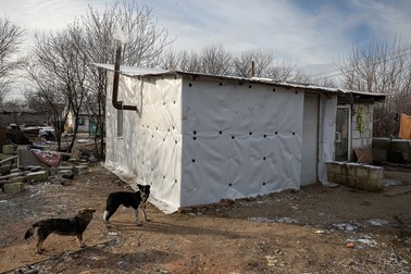 O echipă de muncitori a îmbrăcat camera în care stau Maria și mama ei în material izolant