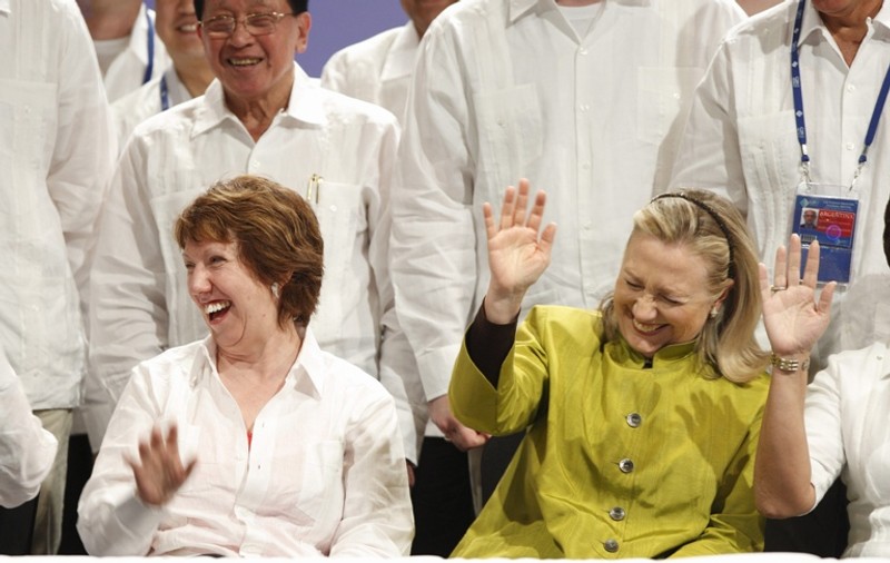 Hillary Clinton a făcut gafă inacceptabilă la o întâlnire la nivel înalt - FOTO