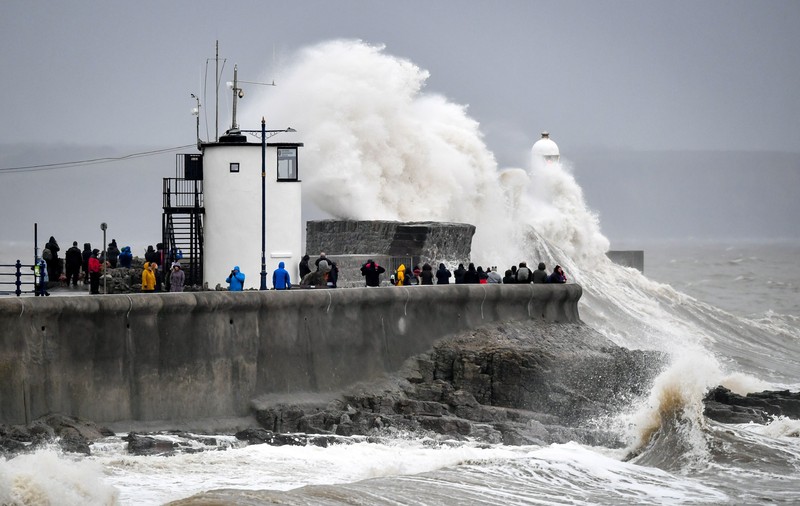 Cod roșu și ”pericol de moarte” din cauza furtunii Dennis în Marea Britanie: ploi violente, vânt de 145 de km/h și 200 de alerte de inundații
