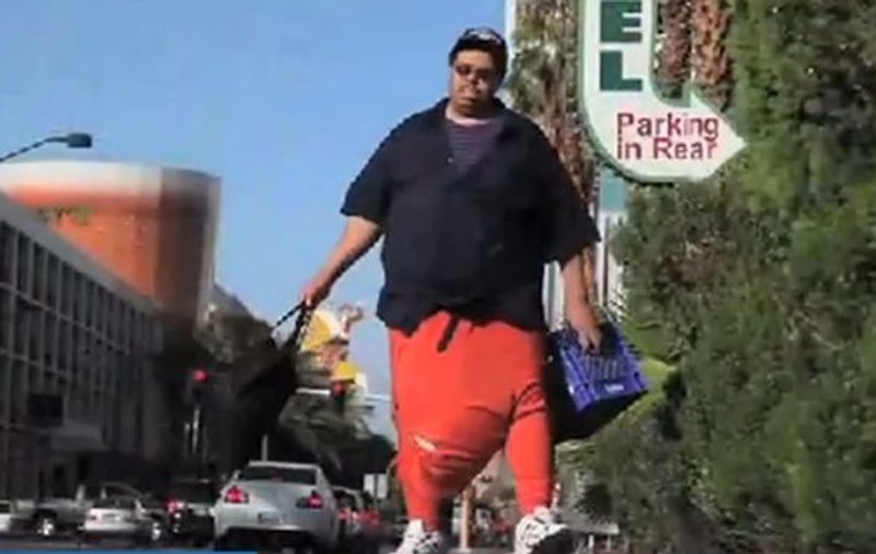 OMG! Are un scrot care cântărește 45 de kg, dar refuză să se opereze. Află de ce! VIDEO