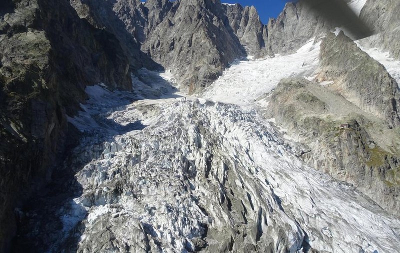 O bucată uriașă dintr-un ghețar de pe Mont Blanc, în pericol de prăbușire