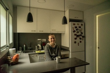 Iulia, în garsoniera sa