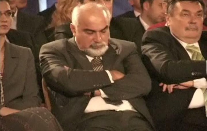 Varujan Vosganian a adormit în timpul discursurilor lui Victor Ponta şi Crin Antonescu