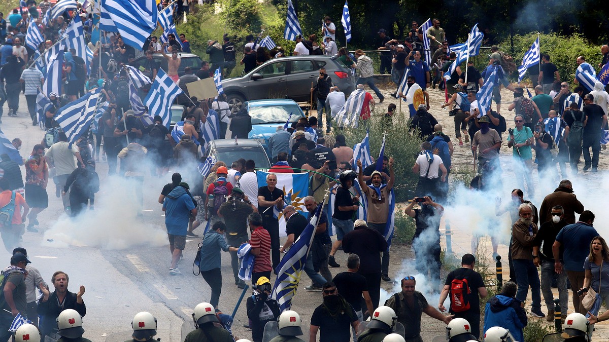 Proteste în Skopje și Atena după semnarea acordului privind noul nume al Macedoniei