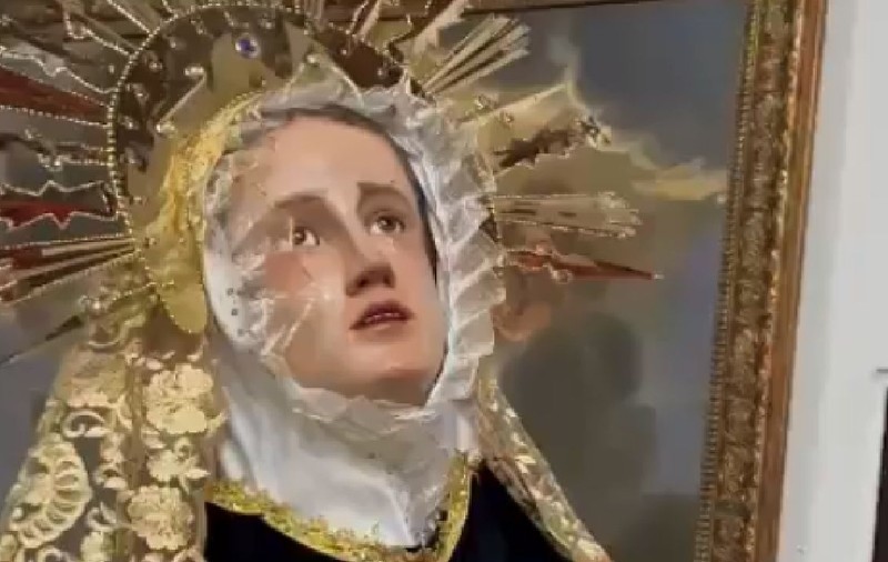O statuie a Fecioarei Maria a lăcrimat înainte de moartea Papei: „Mama noastră plânge în tăcere”