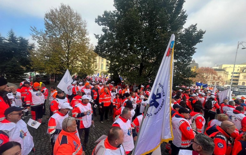 Ambulanțierii protestează azi în fața sediului DSU. Angajații vor mașini noi și salarii mai mari