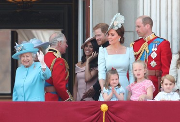 Regina Elisabeta a II-a, alături de prințul Philip, ducii de Sussex, prințul William și ducesa de Cambridge, la balconul Palatului Buckingham, în timpul ceremoniei Trooping the Color, 2018. Foto: Profimedia