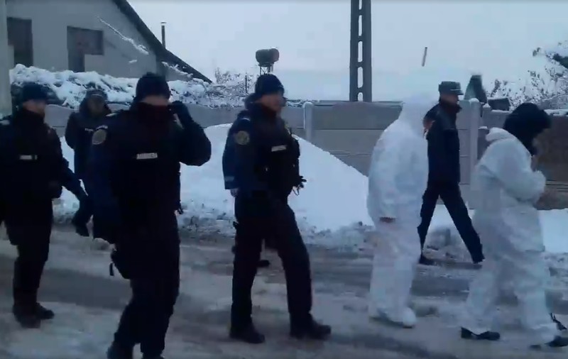 VIDEO| Zeci de jandarmi au intervenit într-un sat din Olt unde locuitorii nu au acceptat să le fie omorâți porcii suspectați de pestă porcină