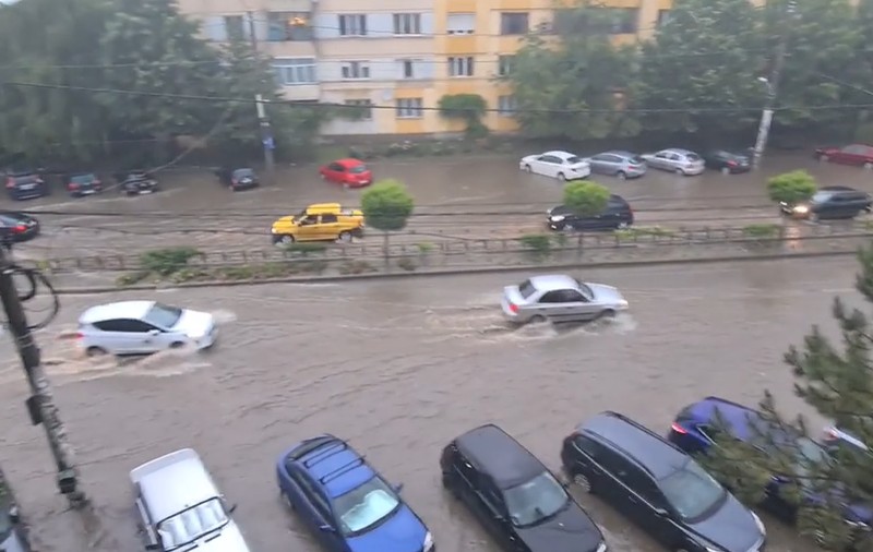 Ploaie torențială în Craiova: Străzi și pasaje inundate și copaci rupți de vânt