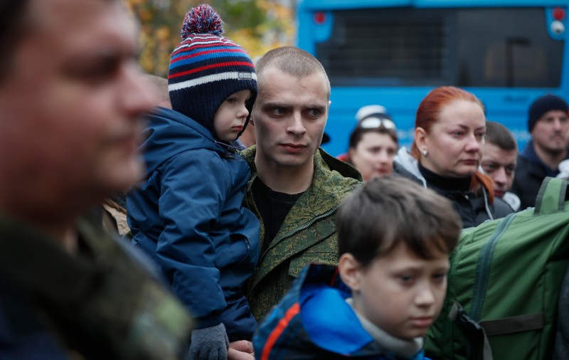 Măsurile disperate la care au ajuns să recurgă recrutorii militari ruși: distribuie actele de încorporare la metrou și pe holurile blocurilor