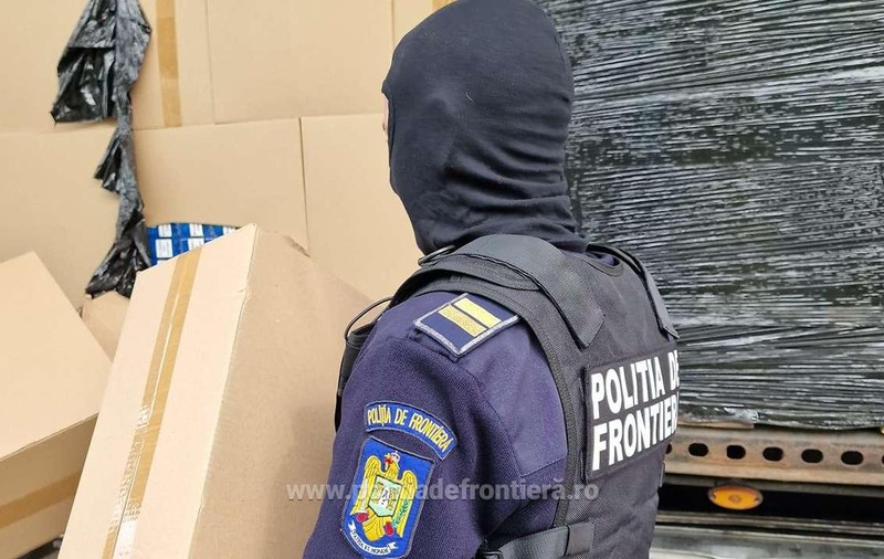 Șofer român de TIR prins cu țigări de contrabandă de 2,2 milioane de euro, la intrarea în țară, în apropiere de Arad