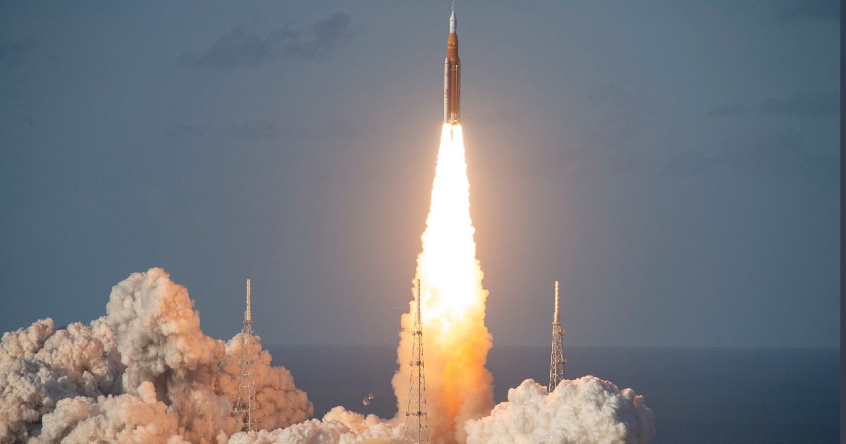 Imaginea arată momentul lansării rachetei Sistemului de Lansare Spațială al NASA, care transportă nava spațială Orion.