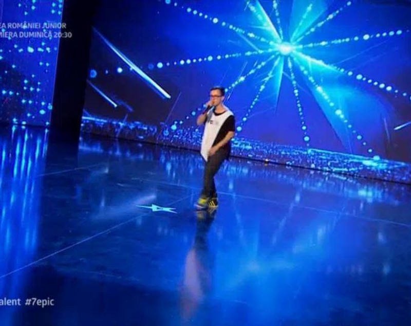 Un puşti orfan de tată şi părăsit de mamă a interpretat o creaţie proprie la "Românii au talent". Momentul emoţionant al lui Marius Mihăilă | VIDEO