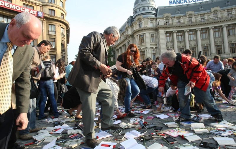 Au pavat trotuarul din centrul Bucureştiului cu cărţi! | FOTO