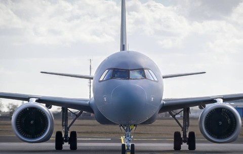 Un avion de 94 de tone a spulberat un om în plină viteză, pe pista din Denver: explozie la motor și fum în cabină după impact