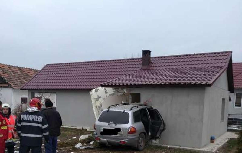 O șoferiță cu vechime de o lună a distrus o casă, în Bistrița. A mers zeci de metri cu mașina pe câmp